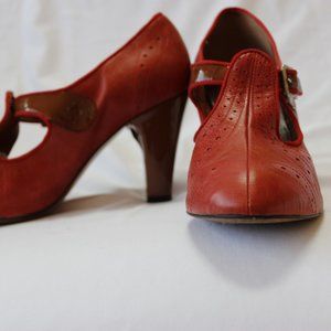 Elegant Spanish vintage-inspired 3.5" t-straps